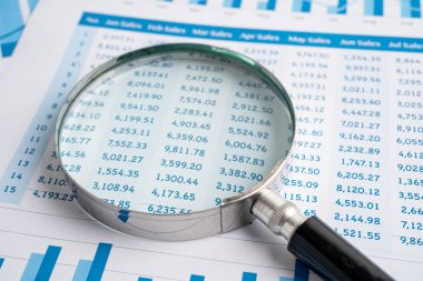 Grafik kağıdındaki büyüteç. Finansal kalkınma, Bankacılık Hesabı, İstatistik, Yatırım Analitik Araştırma Veri Ekonomisi, Borsa Ticareti, İşletme Bürosu toplantısı Konsepti.