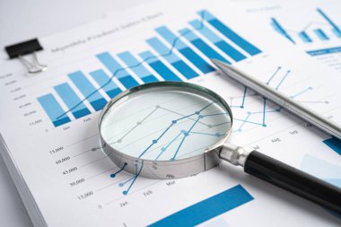 Grafik kağıdındaki büyüteç. Finansal kalkınma, Bankacılık Hesabı, İstatistik, Yatırım Analitik Araştırma Veri Ekonomisi, Borsa Ticareti, İşletme Bürosu toplantısı Konsepti.