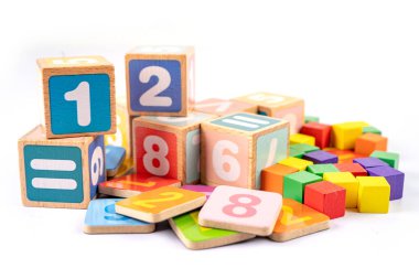 Beyaz arka planda renkli matematik sayısı, eğitim eğitimi matematik öğrenimi öğretim kavramı.