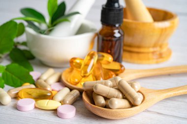 Alternatif ilaç bitkisel organik kapsül E omega 3 vitamini balık yağı, mineral, bitki yapraklı ilaç sağlıklı yaşam için doğal destek.