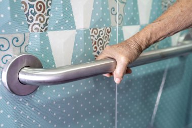 Asyalı yaşlı yaşlı kadın hasta, hemşire hastanesi koğuşunda tuvalet temizliği yapıyor. Sağlıklı güçlü tıbbi konsept..