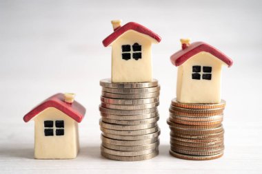 Yığınla madeni para, ipotekli ev kredisi konsepti.