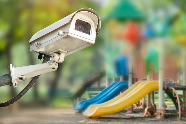 Cctv閉回路カメラ 子供のための幼稚園の学校の遊び場の屋外でのテレビ監視 セキュリティシステムの概念 — ストック写真