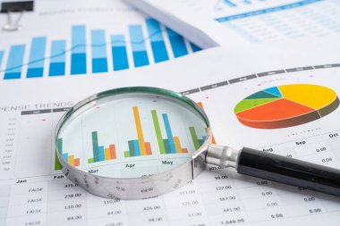 Grafik kağıdındaki büyüteç. Finansal kalkınma, Bankacılık Hesabı, İstatistik, Yatırım Analitik Araştırma Veri Ekonomisi, Borsa Ticareti, İşletme Bürosu toplantısı Konsepti.
