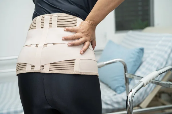 Asiatische Patientin Trägt Rückenschmerz Stützgurt Für Orthopädische Lendenwirbelsäule Mit Rollator — Stockfoto