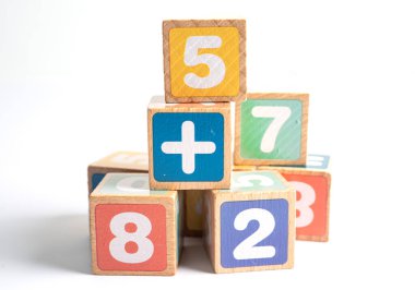 Beyaz arka planda renkli matematik sayısı, eğitim eğitimi matematik öğrenimi öğretim kavramı.