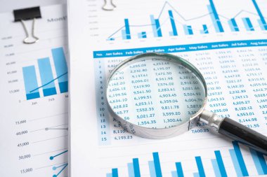 Grafik kağıdındaki büyüteç. Finansal kalkınma, Bankacılık Hesabı, İstatistik, Yatırım Analitik Araştırma Veri Ekonomisi, Borsa Ticareti, İşletme Bürosu toplantısı Konsepti.
