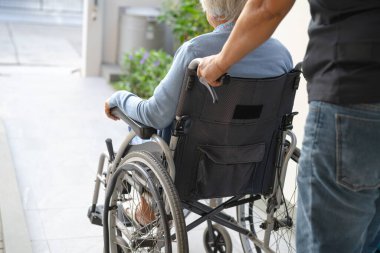 Bakıcı, Asyalı yaşlı ya da yaşlı kadın hasta bakıcı, hemşire hastanesi koğuşunda tekerlekli sandalyede oturuyor, sağlıklı, güçlü bir tıbbi konsept.