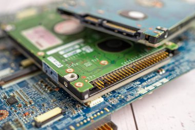 Teknisyen, cep telefonunun içinde lehim kullanarak tamir ediyor. Bütünleşik devre. veri kavramı, donanım, teknoloji.