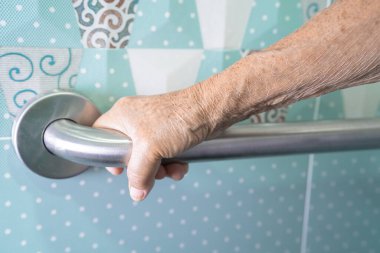 Asyalı yaşlı yaşlı kadın hasta, hemşire hastanesi koğuşunda tuvalet temizliği yapıyor. Sağlıklı güçlü tıbbi konsept..