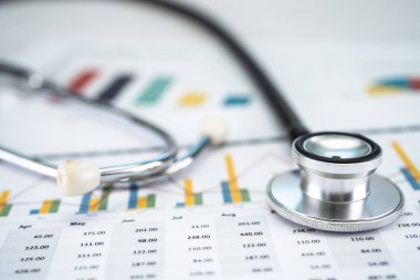 Çizelgeler ve grafikler üzerindeki steteskop kağıt, Finans, Hesap, İstatistik, Yatırım, Analitik araştırma veri ekonomisi ve İş dünyası kavramı.