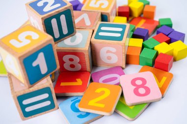 Beyaz arka planda renkli matematik sayısı, eğitim eğitimi matematik öğrenimi öğretim kavramı.