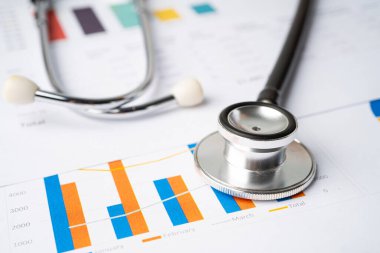 Çizelgeler ve grafikler üzerindeki steteskop kağıt, Finans, Hesap, İstatistik, Yatırım, Analitik araştırma veri ekonomisi ve İş dünyası kavramı.