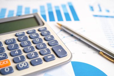 Grafik kağıdındaki hesap makinesi. Finans geliştirme, Bankacılık Hesabı, İstatistik, Yatırım Analitik Araştırma Veri Ekonomisi, Borsa Ticareti, Ticaret Şirketi Konsepti.