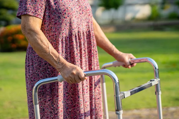 Azjatycki Seniorzy Lub Starsze Pani Kobieta Używać Walker Silnym Zdrowiem — Zdjęcie stockowe