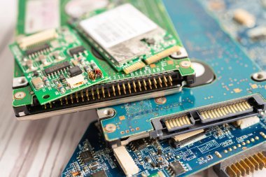 Teknisyen, cep telefonunun içinde lehim kullanarak tamir ediyor. Bütünleşik devre. veri kavramı, donanım, teknoloji.