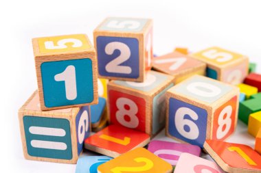 Beyaz arka planda renkli matematik sayısı, eğitim eğitimi matematik öğrenimi öğretim kavramı.