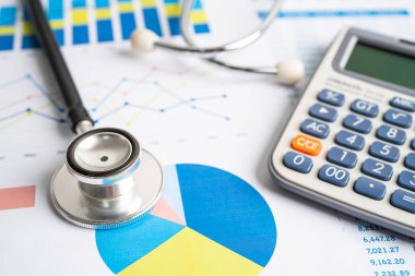 Hesap tablosu, Finans, Hesap, İstatistik, Yatırım, Analitik Araştırma Veri Ekonomisi Hesap Tablosu ve İşletme Şirketi kavramı üzerindeki steteskop.