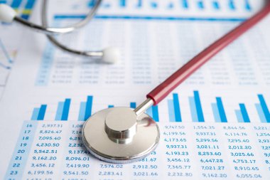 Çizelgeler ve grafikler üzerindeki steteskop kağıt, Finans, Hesap, İstatistik, Yatırım, Analitik araştırma veri ekonomisi ve İş dünyası kavramı.