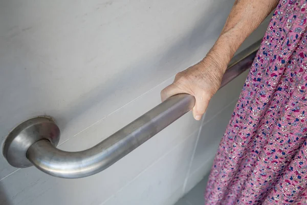 亚洲老年老年女性患者在护理病房使用卫生间安全处理 健康有力的医疗理念 — 图库照片