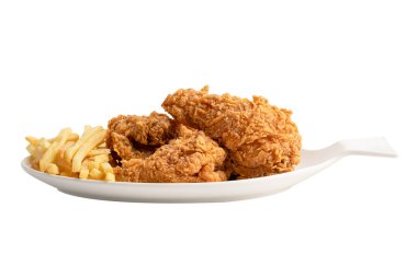 Beyaz tabakta servis edilen kızarmış tavuk ve patates cipsi kesme yolu beyaz arka planda izole edilmiş, yüksek kalorili ıvır zıvır yiyecekler.