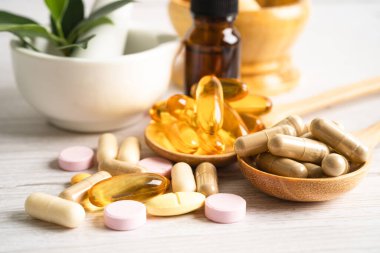 Alternatif ilaç bitkisel organik kapsül E omega 3 vitamini balık yağı, mineral, bitki yapraklı ilaç sağlıklı yaşam için doğal destek.