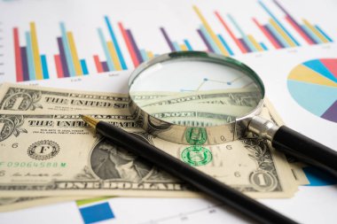 Grafik kağıdındaki büyüteç. Finansal kalkınma, Bankacılık Hesabı, İstatistik, Yatırım Analitik Araştırma Veri Ekonomisi, Borsa Ticareti, İşletme Bürosu toplantısı Konsepti.