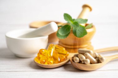 Alternatif tıp bitkisel organik kapsül ilacı şifalı bitkiler sağlıklı yaşam için doğal takviyeler sunar..