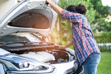 Hasarı kontrol etmek ve onarmak için motor sistemini aç.