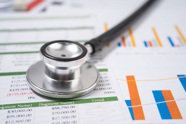 Çizelgeler ve grafikler üzerindeki steteskop kağıt, Finans, Hesap, İstatistik, Yatırım, Analitik araştırma veri ekonomisi ve İş dünyası kavramı.