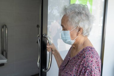 Asyalı yaşlı yaşlı kadın hasta, hemşire hastanesi koğuşunda tuvalet temizliği yapıyor. Sağlıklı güçlü tıbbi konsept..