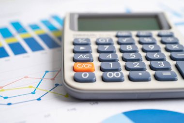 Grafik kağıdındaki hesap makinesi. Finans geliştirme, Bankacılık Hesabı, İstatistik, Yatırım Analitik Araştırma Veri Ekonomisi, Borsa Ticareti, Ticaret Şirketi Konsepti.