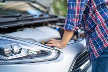 Hasarı kontrol etmek ve onarmak için motor sistemini aç.