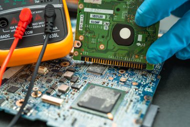 Elektrik voltajını ölçmek için çoklu elektronik dijital.