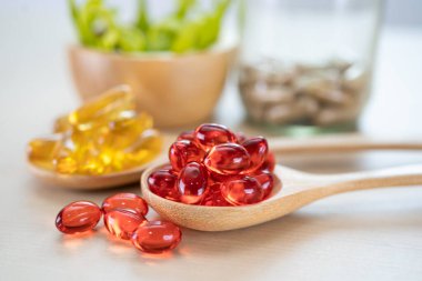Alternatif ilaç bitkisel organik kapsül E omega 3 vitamini balık yağı, mineral, bitki yapraklı ilaç sağlıklı yaşam için doğal destek.