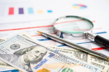 Grafik kağıdındaki büyüteç. Finansal kalkınma, Bankacılık Hesabı, İstatistik, Yatırım Analitik Araştırma Veri Ekonomisi, Borsa Ticareti, İşletme Bürosu toplantısı Konsepti.