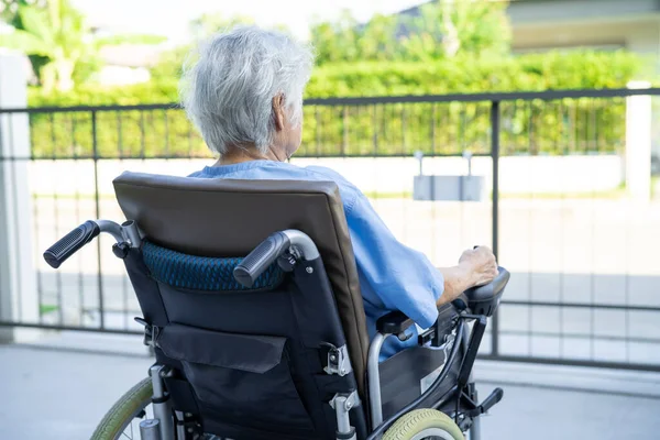 亚洲老年妇女病人或老年妇女坐在电动轮椅上 远程控制在护理病房 健康有力的医疗理念 — 图库照片