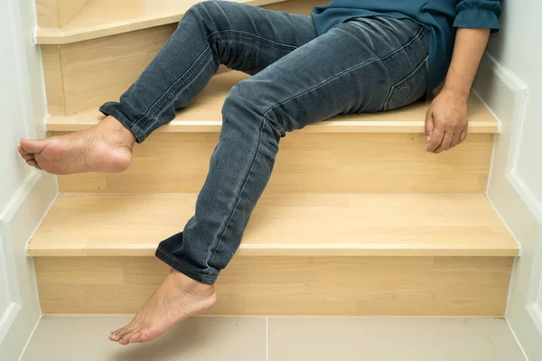 Asiática Señora Paciente Caer Por Las Escaleras Porque Superficies Resbaladizas — Foto de Stock