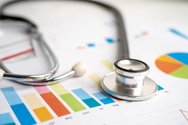 Çizelgeler ve grafikler üzerindeki steteskop kağıt, Finans, Hesap, İstatistik, Yatırım, Analitik araştırma veri ekonomisi ve İş dünyası kavramı.