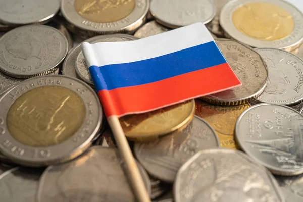 Rusia Bandera Sobre Monedas Fondo Finanzas Contabilidad Concepto Bancario —  Fotos de Stock