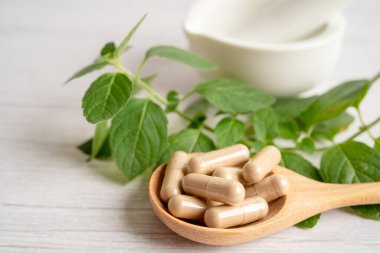 Alternatif ilaç bitkisel organik kapsül E omega 3 vitamini balık yağı, mineral, bitki yapraklı ilaç sağlıklı yaşam için doğal destek.