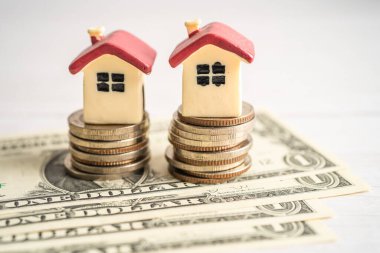 Yığınla madeni para, ipotekli ev kredisi konsepti.