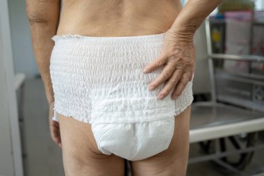 Hemşire koğuşunda idrarını tutamayan yaşlı kadın hasta Asyalı ya da yaşlı kadın. Sağlıklı güçlü tıbbi konsept..