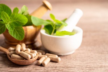 Alternatif ilaç bitkisel organik kapsül E omega 3 vitamini balık yağı, mineral, bitki yapraklı ilaç sağlıklı yaşam için doğal destek.