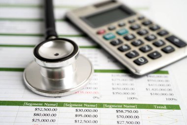 Steteskoplu çizelge kağıdı. Finans geliştirme, Bankacılık Hesabı, İstatistik Yatırım Analitik Araştırma Veri Ekonomisi, Ticaret, Mobil Ofis Raporlama Şirketi Buluşma Konsepti.