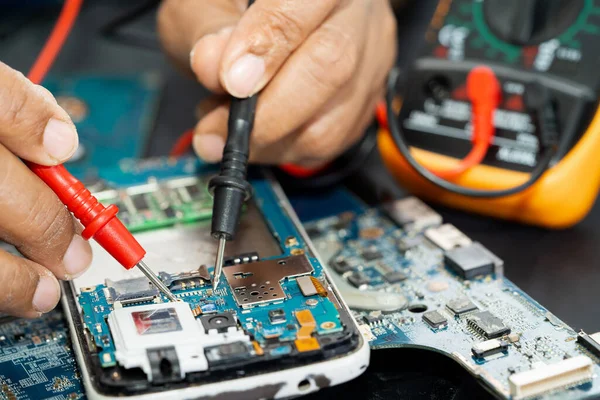 Técnico Reparação Dentro Telefone Móvel Por Ferro Solda Circuito Integrado — Fotografia de Stock