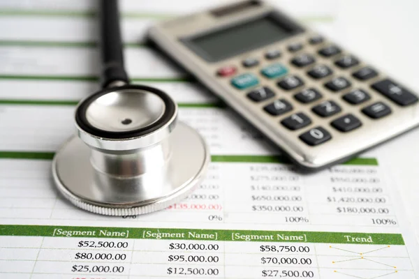 Steteskoplu çizelge kağıdı. Finans geliştirme, Bankacılık Hesabı, İstatistik Yatırım Analitik Araştırma Veri Ekonomisi, Ticaret, Mobil Ofis Raporlama Şirketi Buluşma Konsepti.