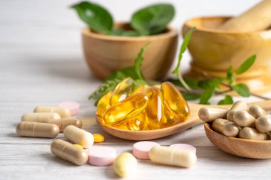 Alternatif tıp bitkisel organik kapsül ilacı şifalı bitkiler sağlıklı yaşam için doğal takviyeler sunar..