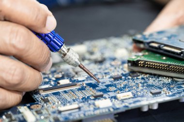 Levye kullanarak baskılı PCB 'nin içinde tamirat yapan teknisyen. Bütünleşik devre. Veri, donanım, teknisyen ve teknoloji kavramı.