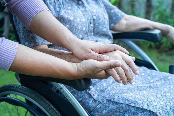 Vårdgivare Som Håller Hand Asiatisk Äldre Eller Äldre Kvinna Patient — Stockfoto